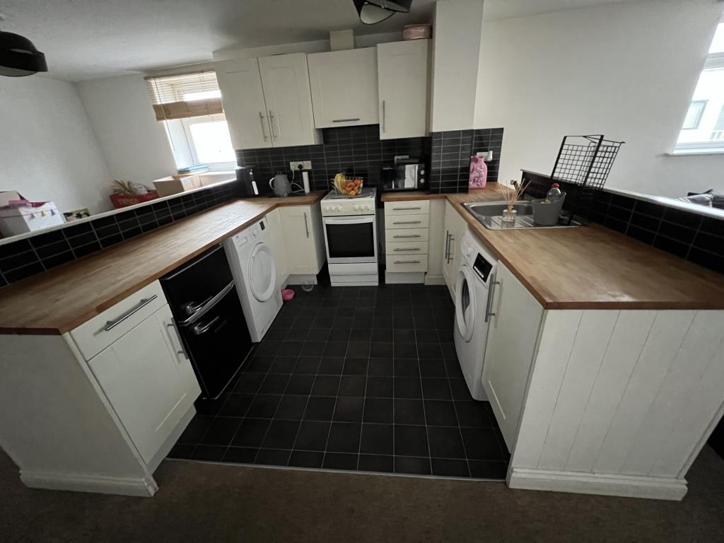 Lot: 89 - FREEHOLD INVESTMENT OF SEVEN APARTMENTS - General view of kitchen flat 6